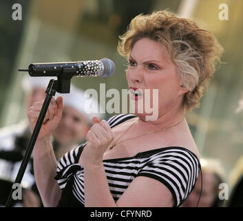 25 maggio 2007 - New York, NY, STATI UNITI D'AMERICA - cantante DEBORAH HARRY dalla fascia 'BLONDIE" presso la "oggi" mostra estiva 2007 Serie concerto tenutosi presso il Rockefeller Plaza. (Credito Immagine: © Nancy Kaszerman/ZUMA Press) Foto Stock