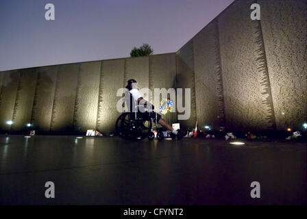 25 maggio 2007 - Washington, Distretto di Columbia, Stati Uniti d'America - sedia a rotelle legato veterano trascorre alcuni abbastanza tempo davanti al veterano del Vietnam's Memorial durante il weekend del Memorial Day. (Credito Immagine: ¬© Pete Marovich/ZUMA Press) Foto Stock