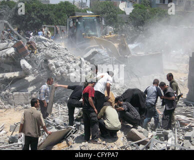 26 maggio 2007 - Gaza City, nella Striscia di Gaza - palestinesi ricerca di corpi morti sotto le macerie di un distrutto composto usato da Hamas forza esecutiva dopo un attacco aereo israeliano a Gaza il 26 maggio 2007. Israele colpiva le posizioni di Hamas nella Striscia di Gaza di sabato, uccidendo almeno quattro lottatori e seiz Foto Stock