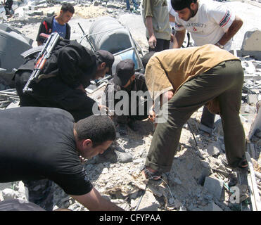 26 maggio 2007 - Gaza City, nella Striscia di Gaza - palestinesi ricerca di corpi morti sotto le macerie di un distrutto composto usato da Hamas forza esecutiva dopo un attacco aereo israeliano a Gaza il 26 maggio 2007. Israele colpiva le posizioni di Hamas nella Striscia di Gaza di sabato, uccidendo almeno quattro lottatori e seiz Foto Stock