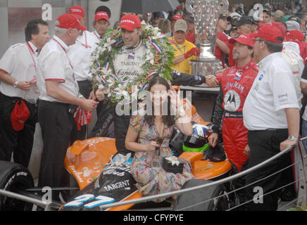 Ashley Judd  Victory Lane w/ marito Dario Franchitti il vincitore del 91Indy 500 27 Maggio 2007 Foto Stock