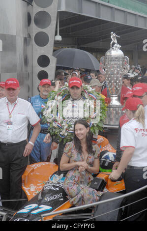 Ashley Judd  Victory Lane w/ marito Dario Franchitti il vincitore del 91Indy 500 27 Maggio 2007 Foto Stock