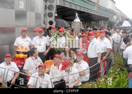 Ashley Judd  Victory Lane w/ marito Dario Franchitti il vincitore del 91Indy 500 27 Maggio 2007 Foto Stock