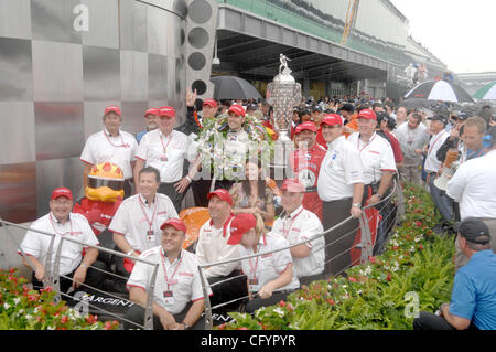 Ashley Judd  Victory Lane w/ marito Dario Franchitti il vincitore del 91Indy 500 27 Maggio 2007 Foto Stock