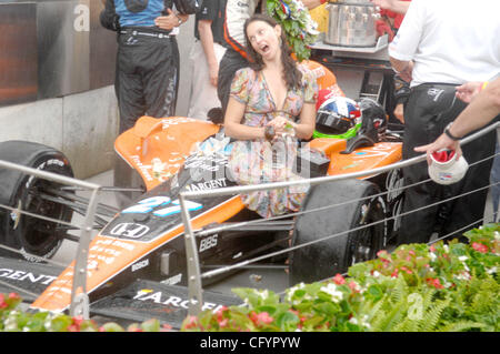 Ashley Judd  Victory Lane w/ marito Dario Franchitti il vincitore del 91Indy 500 27 Maggio 2007 Foto Stock