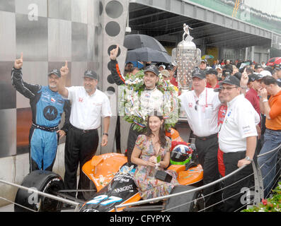 Ashley Judd  Victory Lane w/ marito Dario Franchitti il vincitore del 91Indy 500 27 Maggio 2007 Foto Stock