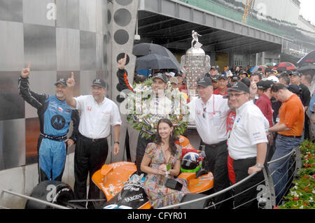 Ashley Judd  Victory Lane w/ marito Dario Franchitti il vincitore del 91Indy 500 27 Maggio 2007 Foto Stock