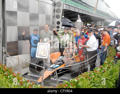 Ashley Judd  Victory Lane w/ marito Dario Franchitti il vincitore del 91Indy 500 27 Maggio 2007 Foto Stock