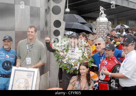 Ashley Judd  Victory Lane w/ marito Dario Franchitti il vincitore del 91Indy 500 27 Maggio 2007 Foto Stock