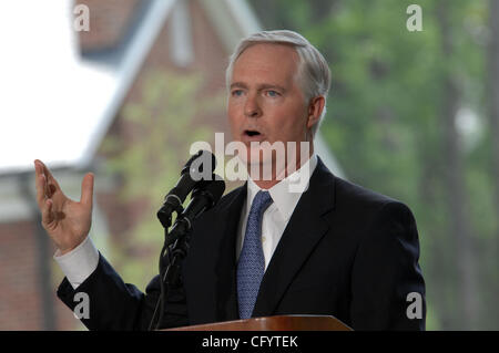 Maggio 31, 2007 Charlotte, NC, Stati Uniti d'America, Carolina del Nord il Governatore Mike Easley rende commento alla cerimonia per la biblioteca servizio dedizione per Evanglist Billy Graham che ha avuto luogo nella sua città natale di Charlotte. La libreria ripercorre la vita e gli insegnamenti del leggendario Evanglist Graham. Il cerem Foto Stock