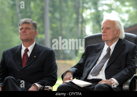 Maggio 31, 2007 Charlotte, NC, Stati Uniti d'America, Evanglist Billy Graham e suo figlio Evanglist Franklin Graham ascoltare osservazioni fatte durante la cerimonia di premiazione per la sua biblioteca la dedizione che ha avuto luogo nella sua città natale di Charlotte. La libreria ripercorre la vita e gli insegnamenti del leggendario Evanglist Graham. Il ceremo Foto Stock