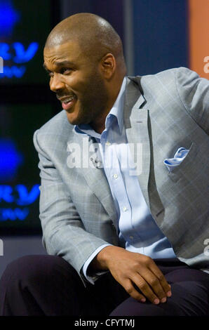 ATLANTA, GA - 31 Maggio: attore-regista Tyler Perry sul set del suo internet-solo Tyler Perry mostra in uno studio a Atlanta, Georgia, giovedì 31 maggio, 2007. Il Perry's show Casa di Payne è premiering il TBS su giugno 6th. (Foto di Erik S. Lesser/per il New York Times) Foto Stock