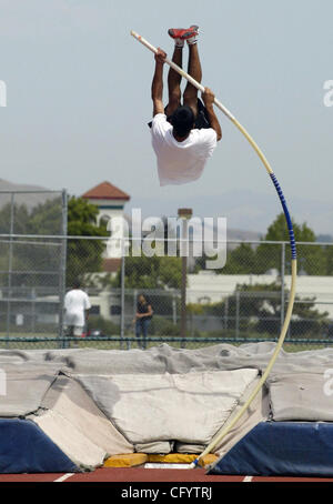 James Logan via e il campo atleta Belal Mogadeddi pole vault in James Logan High School, in Union City, California, mercoledì 30 maggio 2007, durante la pratica come egli si prepara per questo fine settimana campionato statale. (Eun Chu/Fremont Argus) Foto Stock