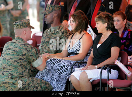 Giugno 4, 2007, Camp Pendleton, CALIFORNIA, STATI UNITI D'AMERICA Colonnello Marino LARRY NICHOLSON, a sinistra, parla con SARAH CLAIRDAY, vedova di Marine Cpl. Jason Clairday che è stato ucciso in Iraq, durante la cerimonia in cui Jason si è aggiudicato la traversa di marina per eroismo in Iraq. A destra è la madre di Sarah CINDY McCULLOUGH. Foto Stock