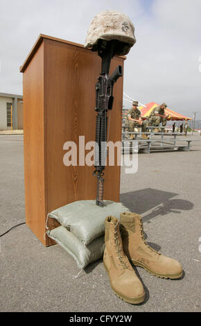 Giugno 4, 2007, Camp Pendleton, CALIFORNIA, STATI UNITI D'AMERICA vista in dettaglio del militare 'Dog tag' di ucciso Marine Cpl. Jason Clairday appesi da un fucile posizionato verticalmente con la sua baionetta posta in sacchetti di sabbia che anche un casco marina sulla sommità di esso. Questo era proprio di fronte al podio oratore a parlare Foto Stock