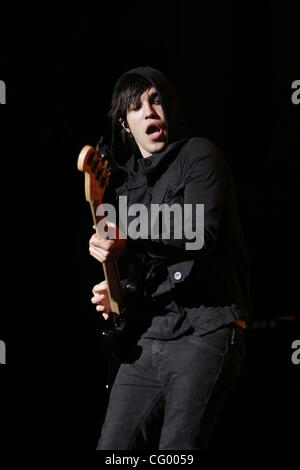 Jun 05, 2007 - Wantagh, New York, Stati Uniti d'America - Fall Out Boy, il cantante-chitarra ritmica Patrick Stump, Chitarrista Joe Trohman, bassista Pete Wentz e il batterista Andy Hurley, eseguire live alla Nikon Jones Beach Theatre. (Credito Immagine: © Kirk condili/ZUMA Press) Foto Stock