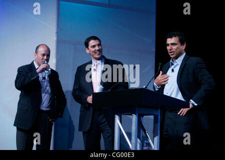 David Rosenblatt CEO di fare doppio clic (sinistra) ,Tim Armstrong Presidente della pubblicità delle vendite di Google e Omid Kordestani Senior Vice Presidente delle vendite globali e Sviluppo del Business parlando all'inizio di Google annuale di vendite nazionali Conference di San Francisco il 6 giugno 2007 Foto Stock