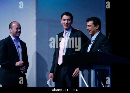 David Rosenblatt CEO di fare doppio clic (sinistra) ,Tim Armstrong Presidente della pubblicità delle vendite di Google e Omid Kordestani Senior Vice Presidente delle vendite globali e Sviluppo del Business parlando all'inizio di Google annuale di vendite nazionali Conference di San Francisco il 6 giugno 2007 Foto Stock