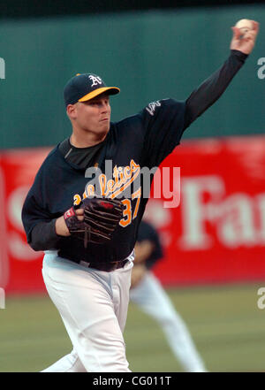 Oakland A's a partire lanciatore Joe Kennedy getta un passo contro il Boston Red Sox nella terza inning in McAfee Coliseum Mercoledì, 6 giugno 2007, a Oakland, in California. Kennedy ha ottenuto la vittoria e ha vinto 3-2. (Eddie Ledesma/Contra Costa Times) Foto Stock