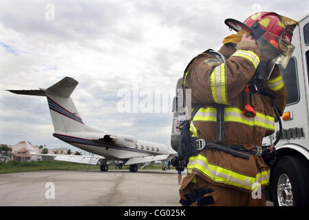 Giugno 07, 2007 - Boca Raton, FL, Stati Uniti d'America - Boca Raton Fire-Rescue Capt. Paolo CERESA tenta di ascoltare la sua radio dopo l'equipaggio di un getto universale Gulstream 3 fa finta di essere superati dai vapori da un additivo di carburante durante un multi-agenzia trapano a Boca Raton Municipal Airport Giovedì, Giugno 7, 2007. Foto Stock