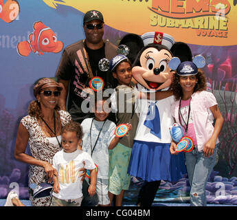 Jun 10, 2007 - Anaheim, California, Stati Uniti d'America - attrice HOLLY ROBINSON PEETE-, RODNEY PEETE & bambini alla ricerca di Nemo viaggio sottomarino apertura a Disneyland Park. (Credito Immagine: © Lisa O'Connor/ZUMA Press) Foto Stock