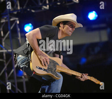 Giugno 10, 2007 Nashville, TN, Stati Uniti d'America, musicista BRAD PAISLEY si esibisce dal vivo come parte del 2007 CMA Music Festival che ha avuto luogo nel centro di Nashville. Copyright 2007 Jason Moore. Credito: Jason Moore Foto Stock