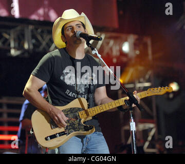 Giugno 10, 2007 Nashville, TN, Stati Uniti d'America, musicista BRAD PAISLEY si esibisce dal vivo come parte del 2007 CMA Music Festival che ha avuto luogo nel centro di Nashville. Copyright 2007 Jason Moore. Credito: Jason Moore Foto Stock