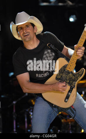 Giugno 10, 2007 Nashville, TN, Stati Uniti d'America, musicista BRAD PAISLEY si esibisce dal vivo come parte del 2007 CMA Music Festival che ha avuto luogo nel centro di Nashville. Copyright 2007 Jason Moore. Credito: Jason Moore Foto Stock