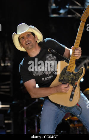 Giugno 10, 2007 Nashville, TN, Stati Uniti d'America, musicista BRAD PAISLEY si esibisce dal vivo come parte del 2007 CMA Music Festival che ha avuto luogo nel centro di Nashville. Copyright 2007 Jason Moore. Credito: Jason Moore Foto Stock