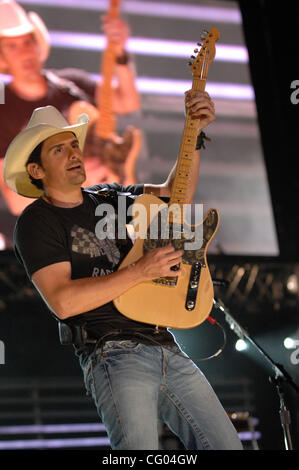 Giugno 10, 2007 Nashville, TN, Stati Uniti d'America, musicista BRAD PAISLEY si esibisce dal vivo come parte del 2007 CMA Music Festival che ha avuto luogo nel centro di Nashville. Copyright 2007 Jason Moore. Credito: Jason Moore Foto Stock