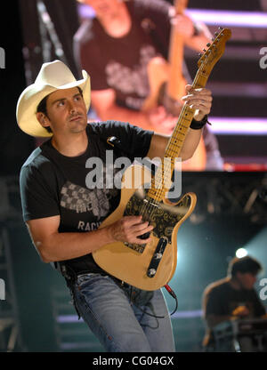 Giugno 10, 2007 Nashville, TN, Stati Uniti d'America, musicista BRAD PAISLEY si esibisce dal vivo come parte del 2007 CMA Music Festival che ha avuto luogo nel centro di Nashville. Copyright 2007 Jason Moore. Credito: Jason Moore Foto Stock