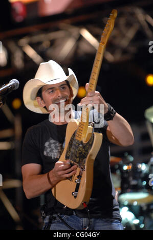 Giugno 10, 2007 Nashville, TN, Stati Uniti d'America, musicista BRAD PAISLEY si esibisce dal vivo come parte del 2007 CMA Music Festival che ha avuto luogo nel centro di Nashville. Copyright 2007 Jason Moore. Credito: Jason Moore Foto Stock