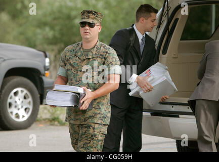 Giugno 11, 2007, il Camp Pendleton, CALIFORNIA, STATI UNITI D'AMERICA lancia Marine Cpl. JUSTIN SHARRATT arriva al suo articolo 32 Inchiesta audizione questa mattina. A destra è avvocato DANIEL CONWAY, un membro della sua squadra di difesa mandatory Credit: Foto di Charlie Neuman/San Diego Union-Tribune/Zuma premere. copyright 2007 S Foto Stock