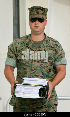 Giugno 11, 2007, il Camp Pendleton, CALIFORNIA, STATI UNITI D'AMERICA lancia Marine Cpl. JUSTIN SHARRATT arriva al suo articolo 32 Inchiesta audizione questa mattina mandatory Credit: Foto di Charlie Neuman/San Diego Union-Tribune/Zuma premere. copyright 2007 San Diego Union-Tribune Foto Stock