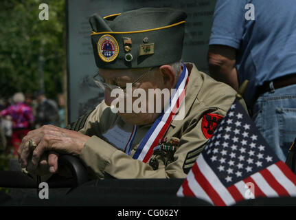 Jun 09, 2007 - St. Paul, MN, Stati Uniti d'America - ottantasei-anno-vecchio HARRY GURROLA, San Paolo, attende l'inizio della cerimonia presso la Minnesota Guerra Mondiale Veterans Memorial dedizione presso lo State Capitol Mall in San Paolo. Il memorial onora il 320.000 Minnesotans che ha servito nei militari durante Foto Stock