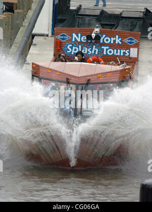 New York Splash Tours' 'AquaBus " è la città di New York la prima terra & acqua esperienza visitatore. La Splash Tour percorso inizia in Times Square e consente di spostarsi tra le strade di Manhattan per le acque del fiume Hudson. In corrispondenza del bordo dell'Hudson, il 'AquaBus' entra nella 'AquaBus Theatre' per un multi-media ex Foto Stock