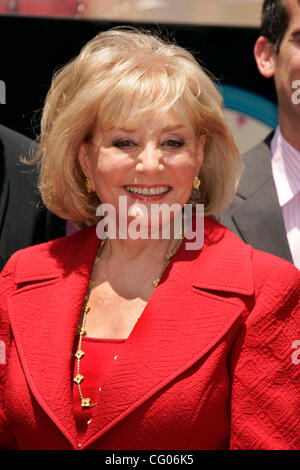 Giugno 14, 2007 - Hollywood, California, Stati Uniti d'America - Newswoman Barbara Walters come ella riceve una stella sulla Walk of Fame. (Credito Immagine: © Lisa O'Connor/ZUMA Press) Foto Stock