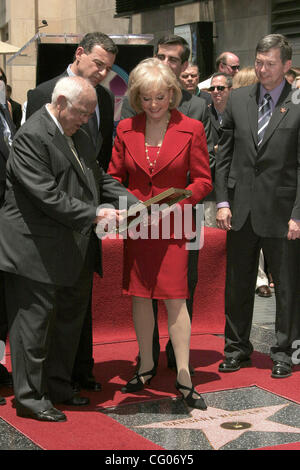 Jun 14, 2007; Hollywood, California, Stati Uniti d'America; sindaco onorario JOHNNY GRANT, Giornalista Barbara Walters e Hollywood Camera di Commercio LERON GUBLER a 2,340th della stella sulla Hollywood Walk of fame per Barbara Walters tenutosi presso il Teatro Kodak, Hollywood. Credito: Foto di Paul Fenton/ZUMA Pr Foto Stock