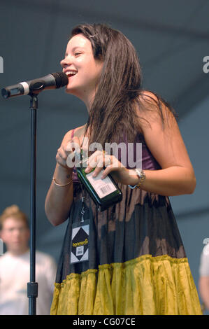 Jun 15, 2007 Manchester, TN, Stati Uniti d'America, cantante Lily Allen si esibisce dal vivo come parte del 2007 Bonnaroo Music e Arts Festival che ha avuto luogo a Manchester. Copyright 2007 Jason Moore. Credito: Jason Moore Foto Stock