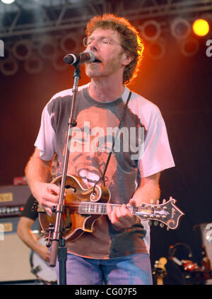 Jun 15, 2007 Manchester, TN, Stati Uniti d'America, musicista Sam Bush si esibisce dal vivo come parte del 2007 Bonnaroo Music e Arts Festival che ha avuto luogo a Manchester. Copyright 2007 Jason Moore. Credito: Jason Moore Foto Stock