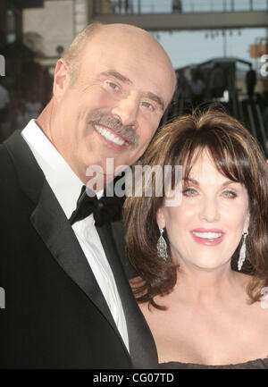 Jun 15, 2007; Hollywood, California, Stati Uniti d'America; il dott. Phil McGRAW e moglie ROBIN al 34mo giorno Emmy Awards tenutosi presso il Teatro Kodak, Hollywood. Credito: Foto di Paul Fenton/ZUMA premere. (©) Copyright 2007 by Paolo Fenton Foto Stock