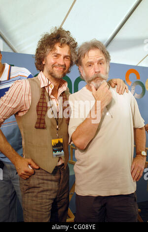 Jun 16, 2007 Manchester, TN, Stati Uniti d'America, musicisti WAYNE COYNE dei Flaming Lips e Bob Weir membro originale dei Grateful Dead dietro le quinte 2007 Bonnaroo Music & Arts Festival. Copyright 2007 Jason Moore. Credito: Jason Moore Foto Stock