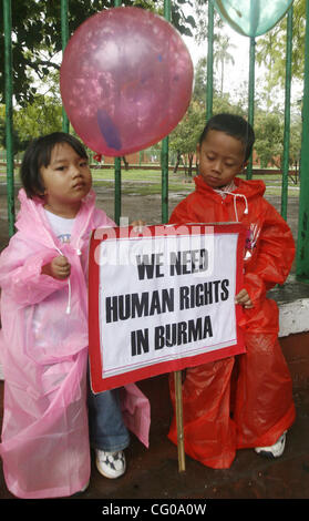 Bambini birmani tenere cartelli a una manifestazione di protesta per opporsi alla detenzione di birmano leader democratico Aung San Suu Kyi e altri attivisti per i diritti umani a New Delhi, India , Lunedì, 18 giugno 2007. La sessantaduesima compleanno del Premio Nobel per la pace Suu Kyi che ha in stato di detenzione per quasi undici anni f Foto Stock