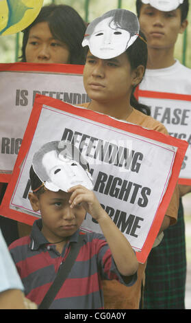 Birmano di attivisti della Lega delle donne di Myanmar con tagliare fuori i ritratti di Myanmar leader dell opposizione e pro-democrazia attivista Aung San Suu Kyi nel corso di una manifestazione a New Delhi, India, 18 giugno 2007 per contrassegnare il 62o compleanno di Aung San Suu Kyi. I manifestanti hanno inoltre espresso il loro sostegno per Myanm Foto Stock