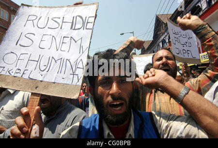 I musulmani del Kashmir chant slogan & burn in effige contro autore britannico Salman Rushdie in Srinagar. Manifestanti arrabbiati sono scesi in piazza in Kashmir il giovedì per denunciare un British knighhood per autore Salman Rushdie, cui romanzo "atanic versetti' indignato i musulmani di tutto il mondo. "Condanniamo il Briti Foto Stock