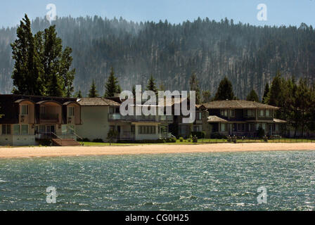 Giugno 28th, 2007 - South Lake Tahoe, CA, Stati Uniti d'America - un bruciò fuori foresta è visibile al di sopra del lago di Tahoe causati dal fuoco Angora Giovedì, 28 giugno 2007, in South Lake Tahoe, California (Credito Immagine: © Ron Lewis/San Mateo County Times/ZUMA Press) Foto Stock