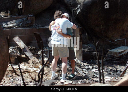 Giugno 29th, 2007 - South Lake Tahoe, CA, Stati Uniti d'America - Brooks Martin, a sinistra, è confortata da un vicino di casa dopo il ritorno alla sua casa distrutta Venerdì, 29 giugno 2007, quando è stato permesso di ritornare nella zona poiché il fuoco Angora è iniziato lo scorso fine settimana a South Lake Tahoe, California (Credito Immagine: © Ron Lewis/ Foto Stock