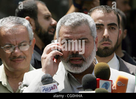 Jun 30, 2007 - Gaza City, nella Striscia di Gaza - palestinesi di Hamas il Primo Ministro Ismail Haniyeh effettua una chiamata telefonica mentre si visita la casa del tardo leader palestinese Yasser Arafat a Gaza City. Haniyeh hanno visitato la casa di Yasser Arafat e ha detto che ha telefonato alla moglie del compianto leader palestinese per assicurare la sua Foto Stock