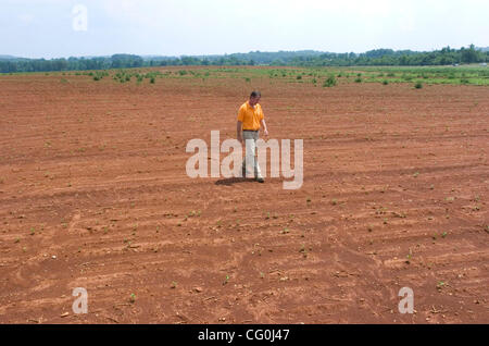 TONEY, AL - 2 luglio: agricoltore Bragg Dennis nel suo non-campo irrigato della siccità colpite il raccolto di soia in Toney, Alabama lunedì 2 luglio 2007. (Foto di Erik S. Lesser/per il New York Times) Foto Stock