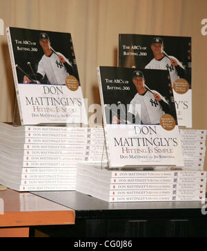 Jul 03, 2007 - New York, NY, STATI UNITI D'AMERICA - Una vista di pensionati New York Yankee firstbaseman corrente e New York Yankee bench coach DON Mattingly il nuovo libro "colpendo è semplice: l'ABC di Batting .300" presso Barnes & Noble Fifth Avenue bookstore. (Credito Immagine: © Nancy Kaszerman/ZUMA Press) Foto Stock